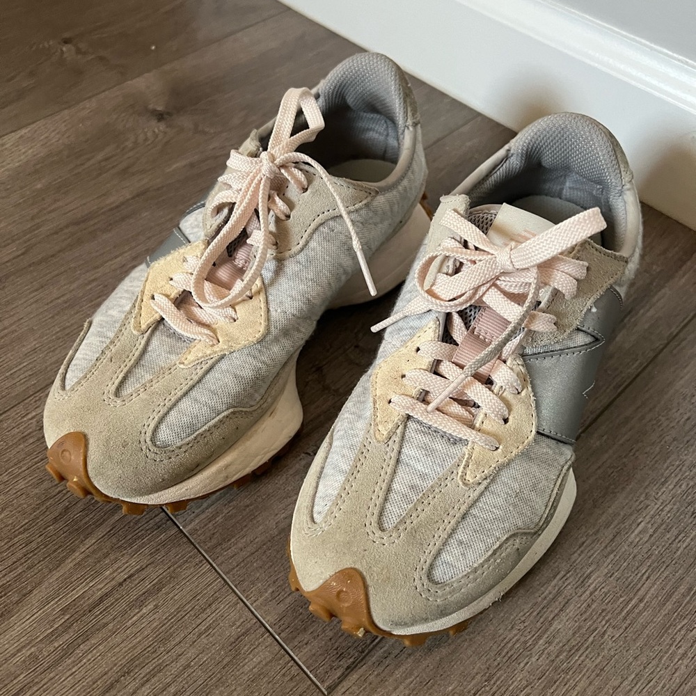 New Balance 327 in gray